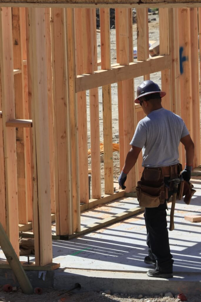 Artisan avec ceinture d’outils sur un chantier