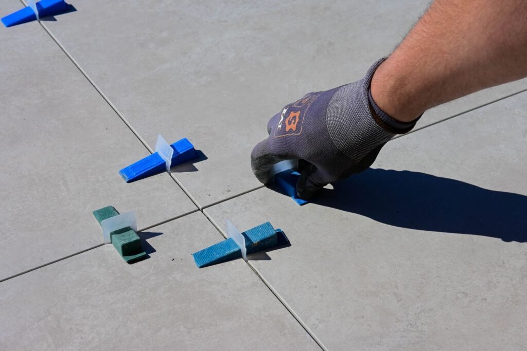 Carreleur posant des croisillons entre les carreaux