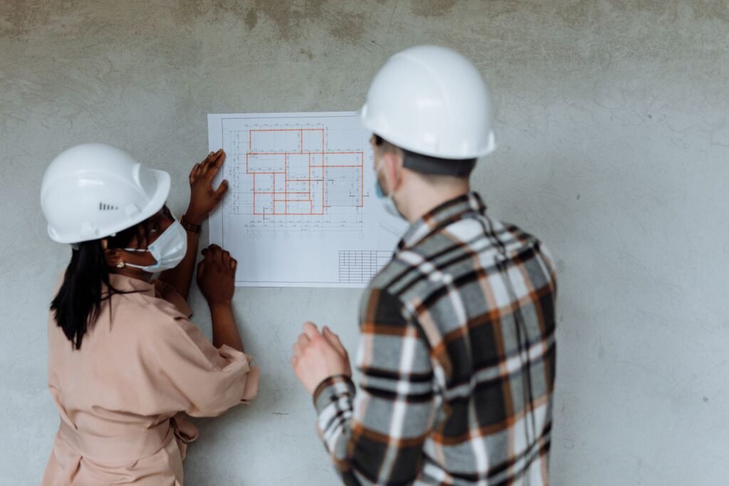 Professionnels casqués consultant un plan