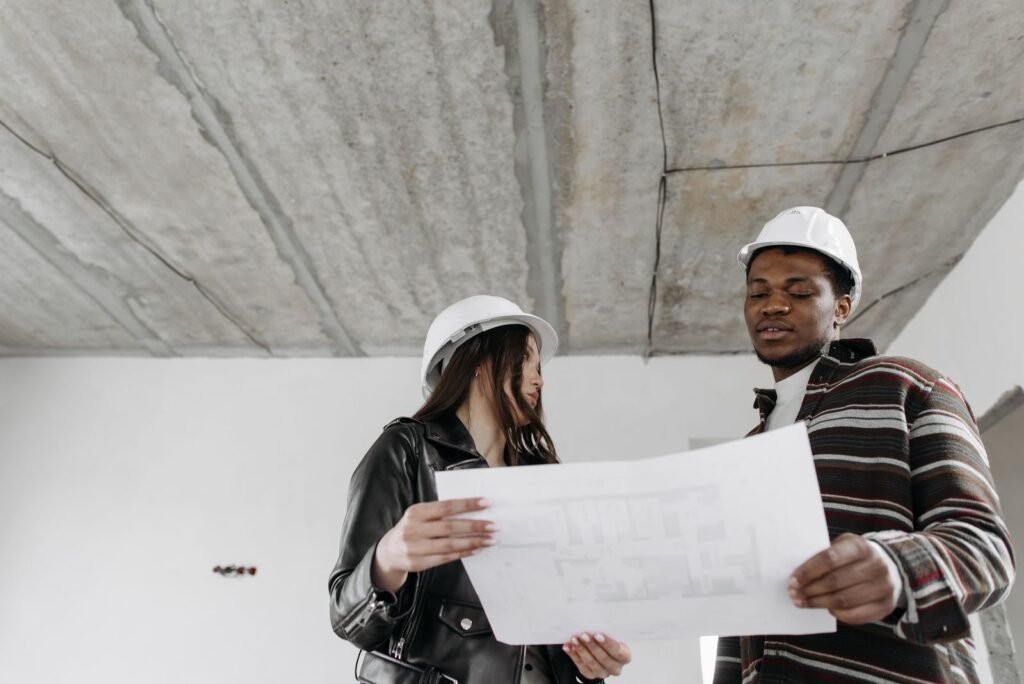 Couple tenant le plan de sa maison