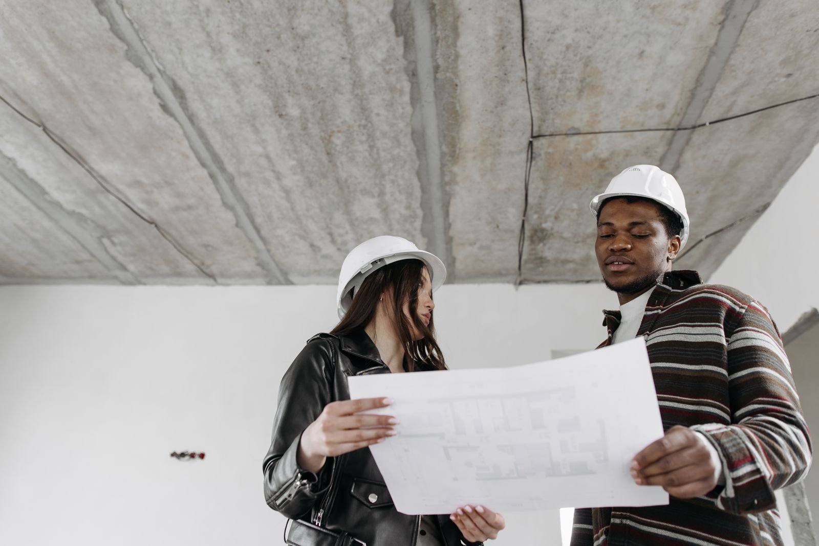 Couple tenant le plan de sa maison