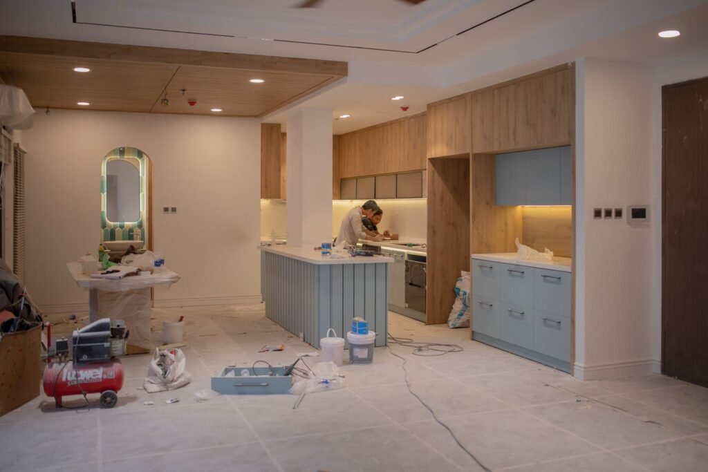 Ouvriers installant une cuisine