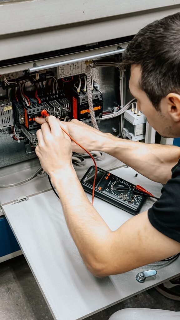 Électricien contrôlant un tableau électrique