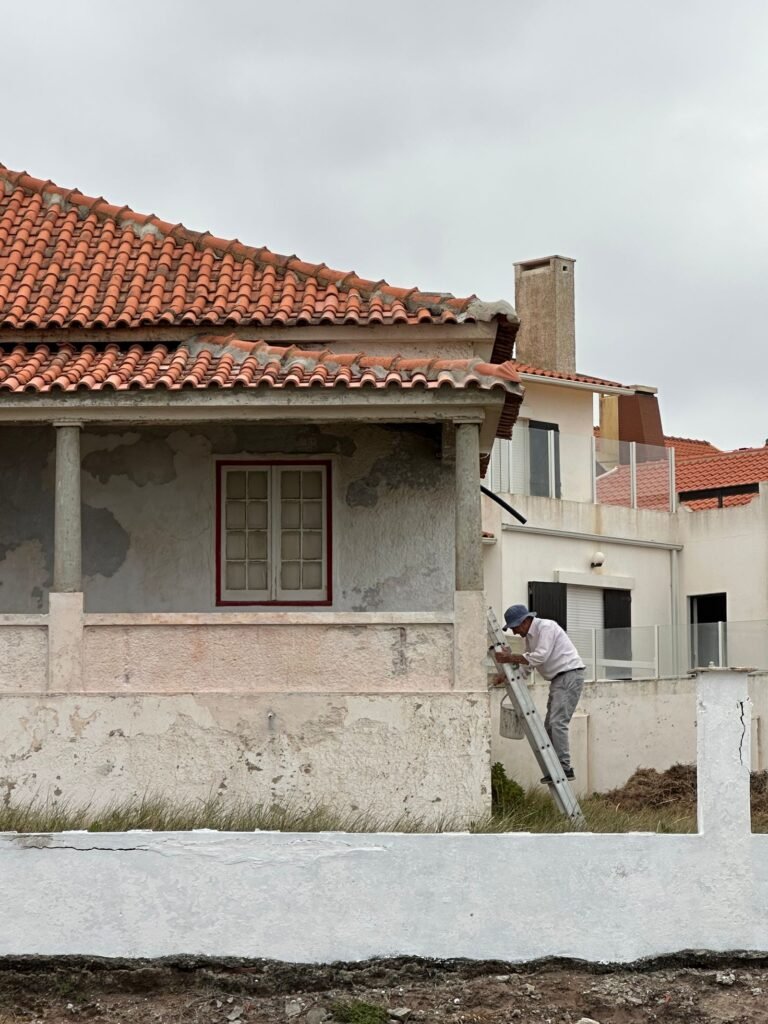 Ouvrier rénovant une façade de maison