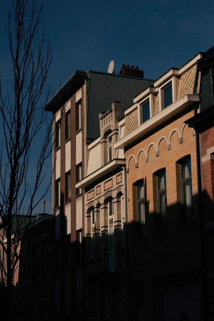 Façades de maisons en briques au soleil levant