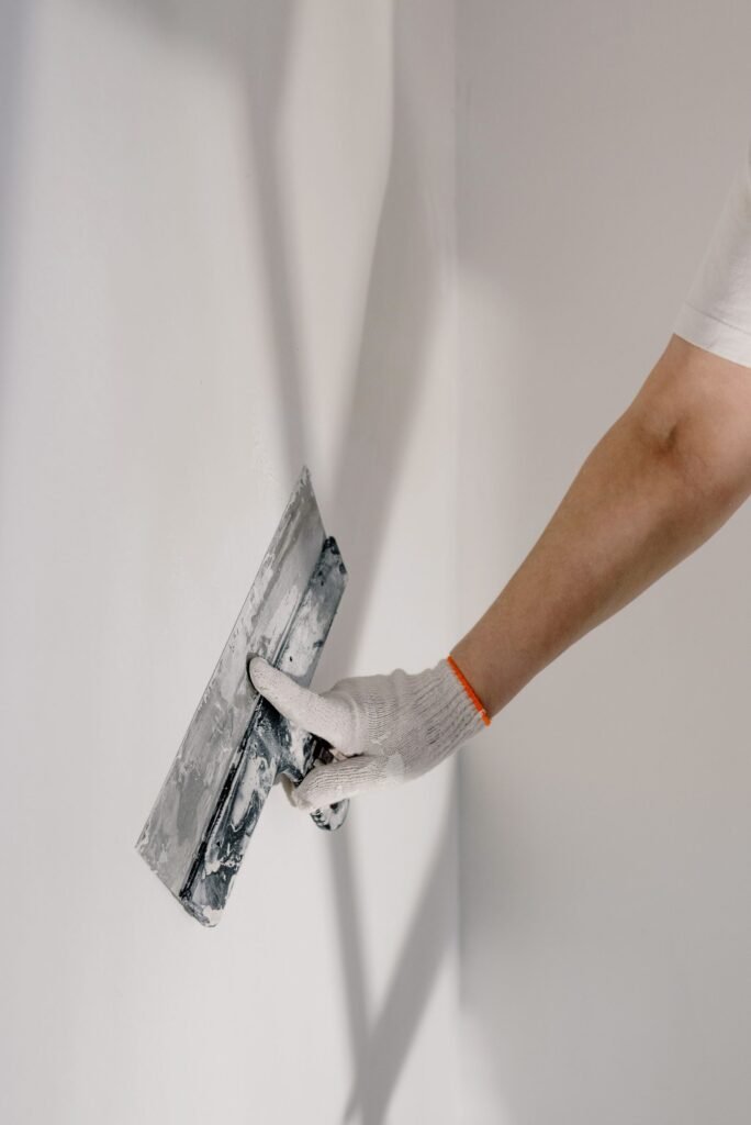 Préparation d’un mur avant peinture