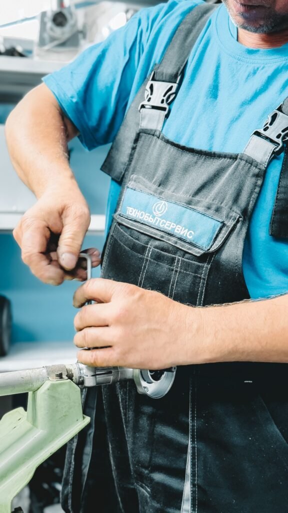 Plombier réparant une conduite