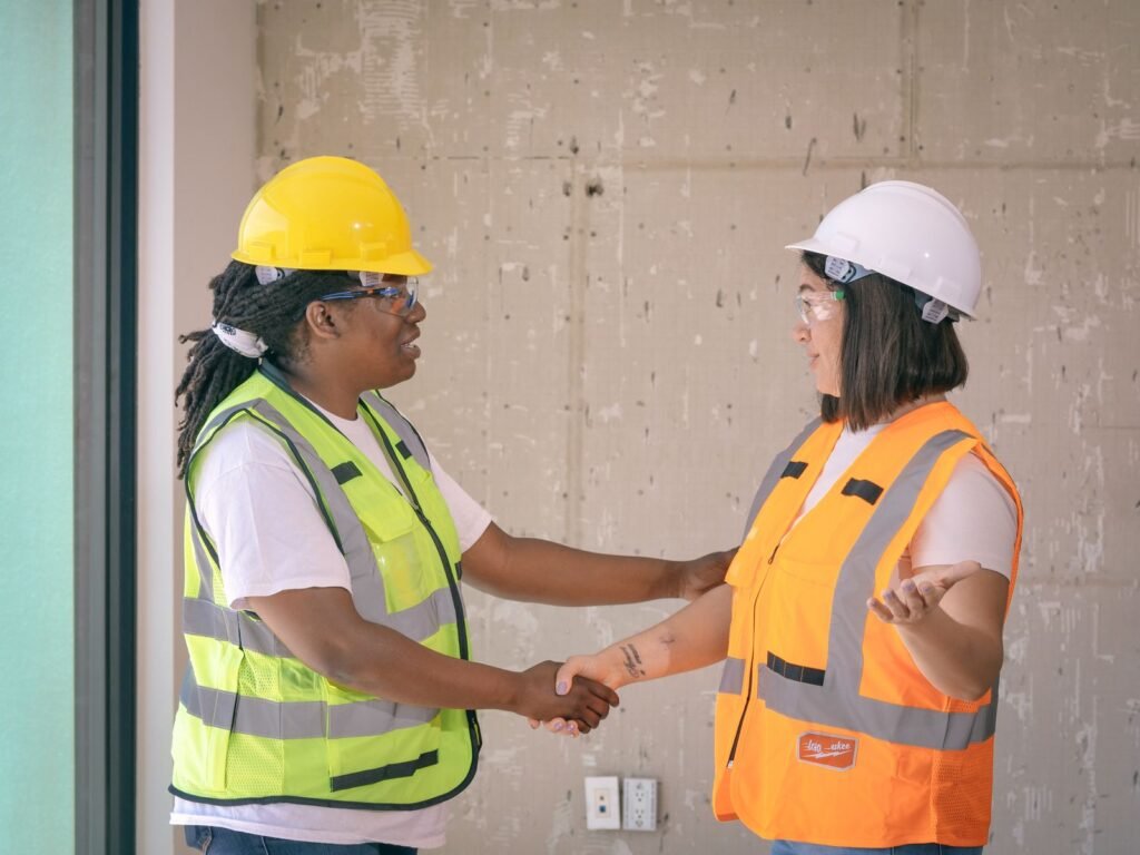 Poignée de main entre professionnels du bâtiment