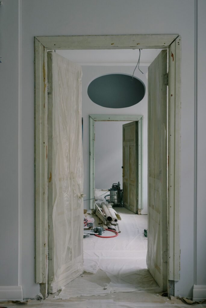 Appartement en rénovation avec portes et cloisons
