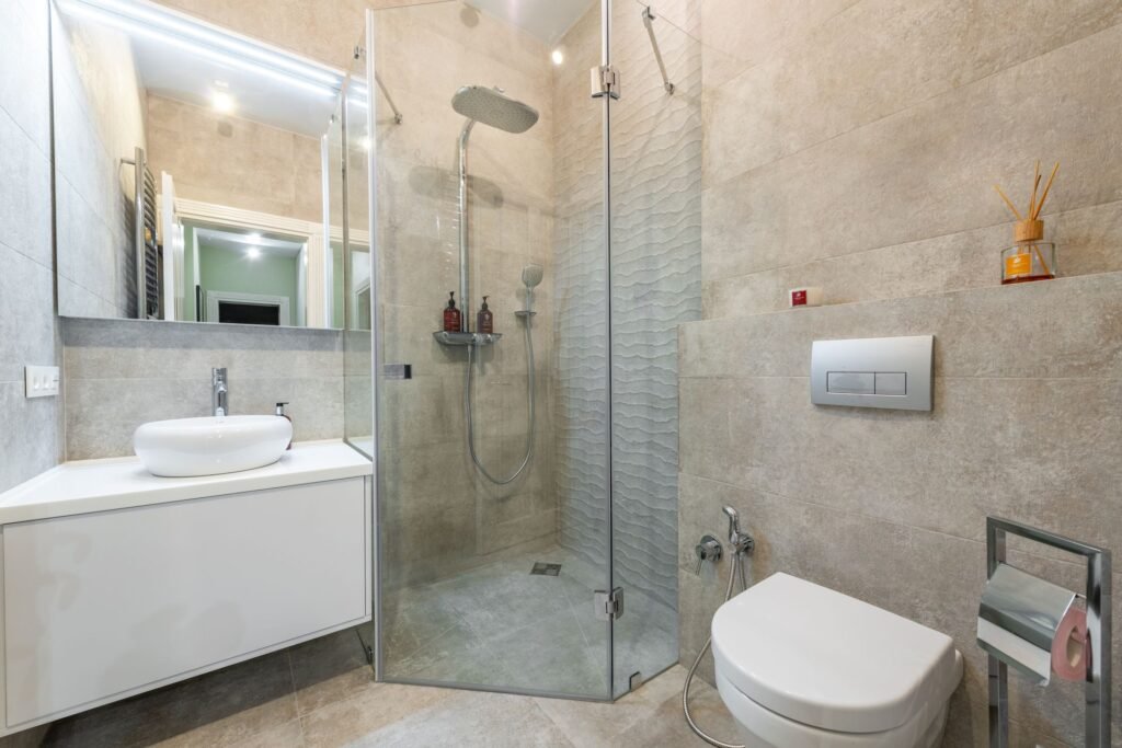 Salle de bain moderne avec douche vitrée