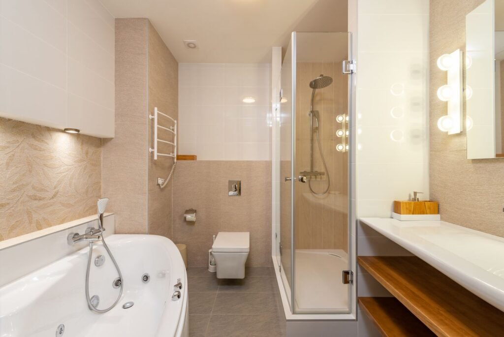Salle de bain avec baignoire et douche