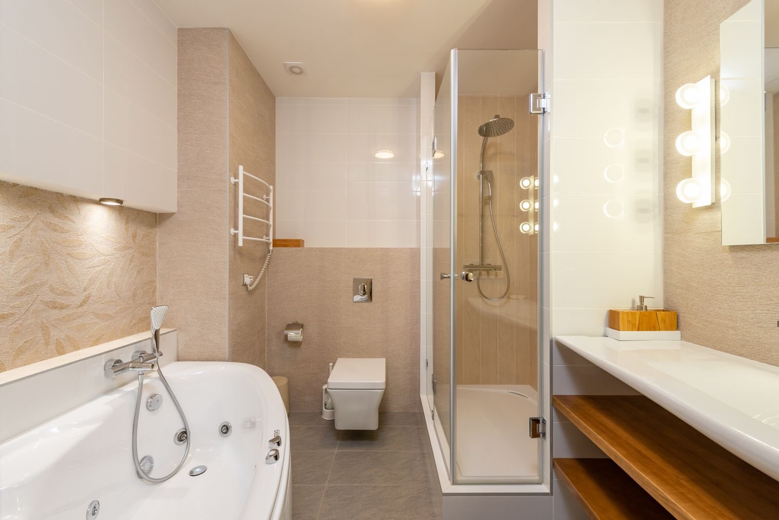 Salle de bain avec baignoire et douche